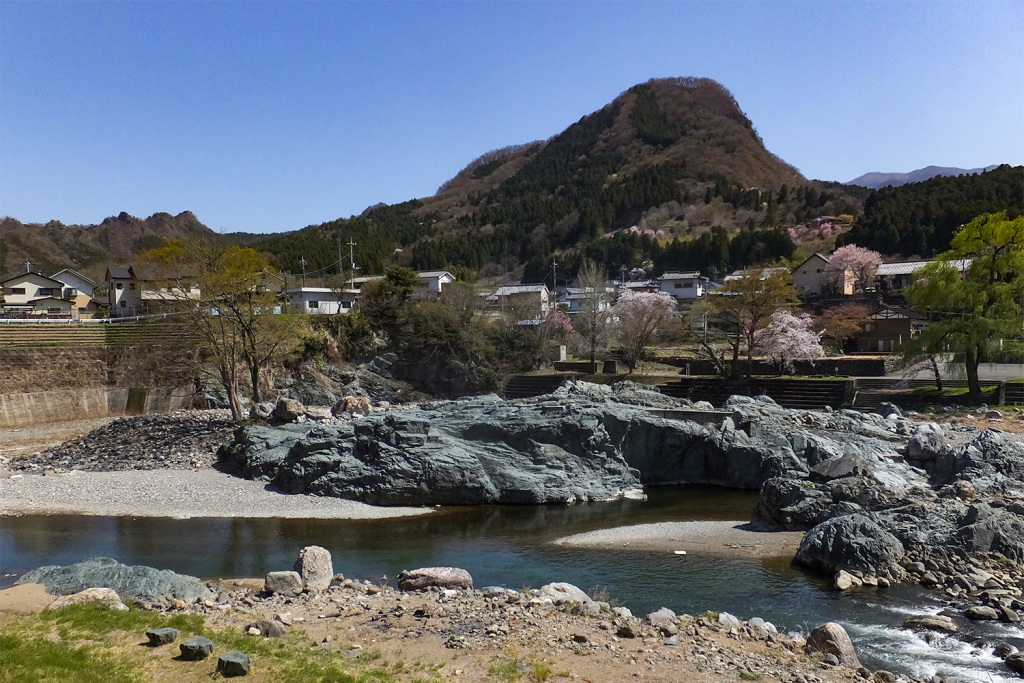 近隣の青岩公園（夏は川遊び）